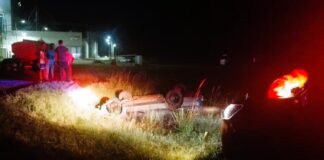 Un auto perdió el control y volcó por ruta 20, terminando en un zanjón