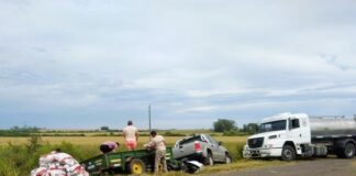 Libaros: Por el mal estado de la ruta volcó una camioneta con un tráiler que llevaba agroquímicos