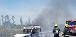 Un utilitario se incendio en plena Autovía