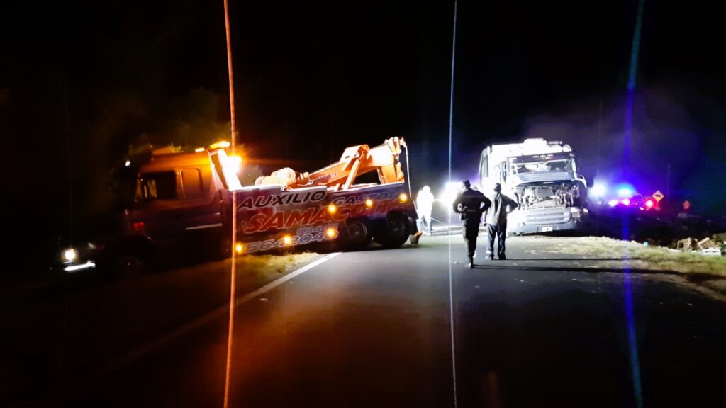 Un camión volcó en la Autovía 12 y la ruta estuvo interrumpida más de 5 horas