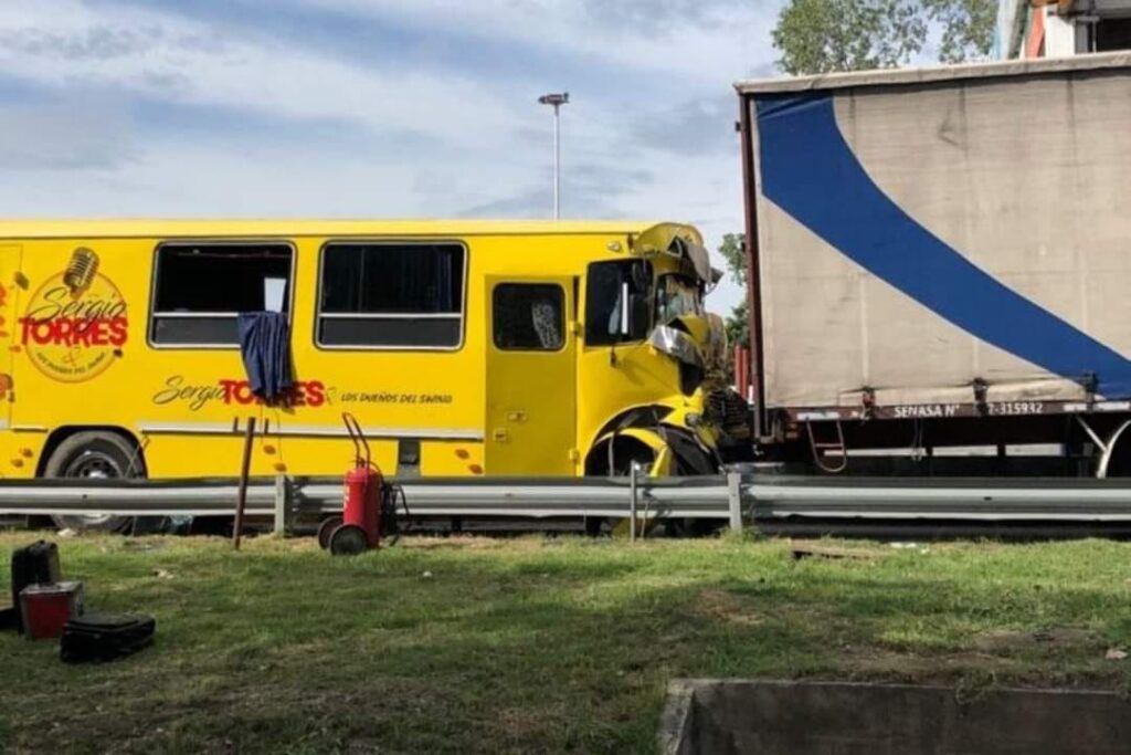 Peaje Brazo Largo:  El colectivo de Sergio Torres se quedó sin frenos y chocó contra un camión en Buenos Aires