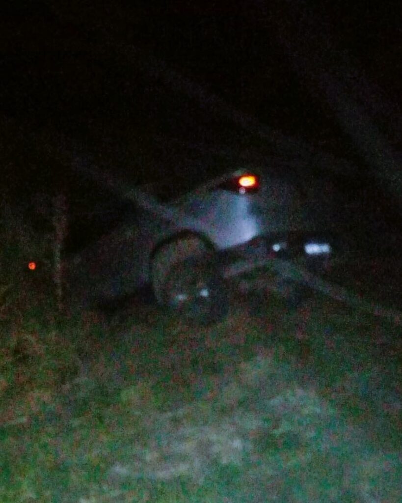 Una camioneta despistó en un camino vecinal en Villa Mantero, un menor quedó internado en obversión