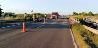 Un motociclista sufrió lesiones al perder el control de su moto en la Autovía