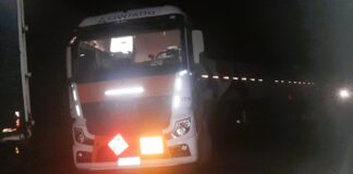 Por las inclemencias del tiempo dos camiones despistaron en ruta 12