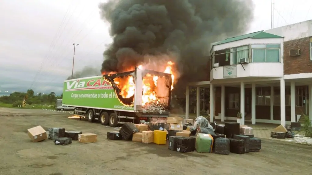 Un semirremolque de la empresa vía cargo se incendió en Ruta 12