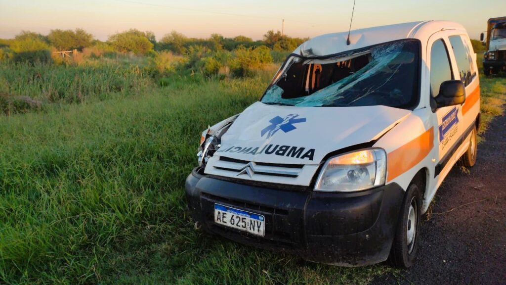 Un hombre que iba caminando por la ruta perdió la vida al ser embestido por una ambulancia y por un camión