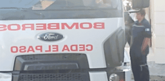 Autobomba chocó una moto, los dos ocupantes sufrieron lesiones graves