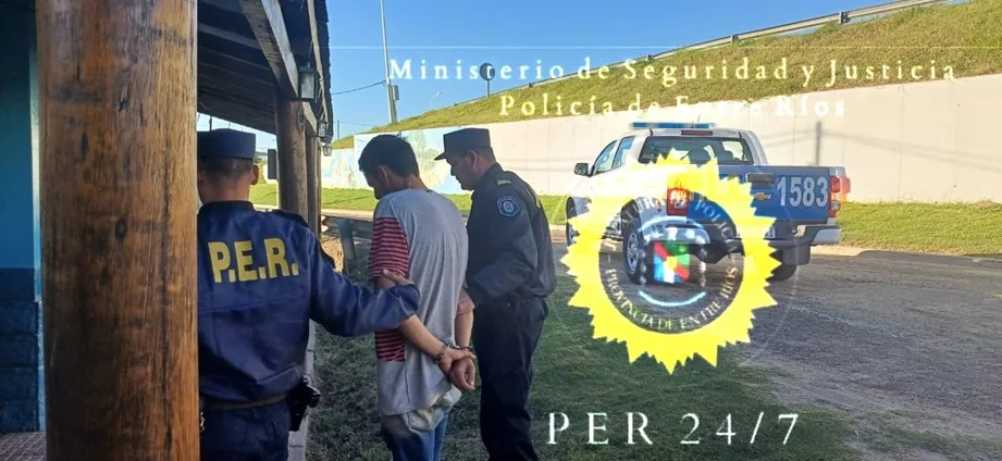 Tres vehículos evadieron un control policial, chocaron un patrullero y abandonaron dos autos, hay un detenido