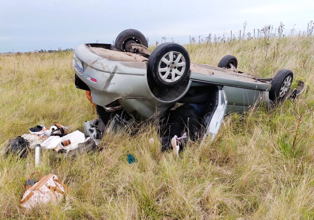 Un vehículo volcó en ruta 12 tras reventar un neumático