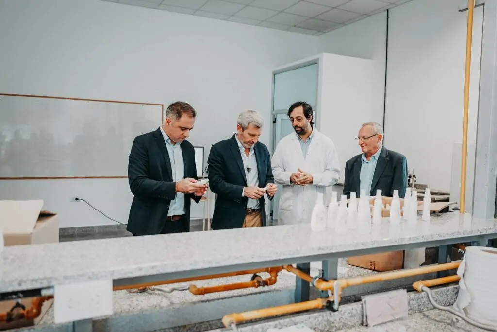 El gobernador visitó la producción pública de repelente de mosquitos en la UNER de Gualeguaychú