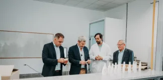 El gobernador visitó la producción pública de repelente de mosquitos en la UNER de Gualeguaychú
