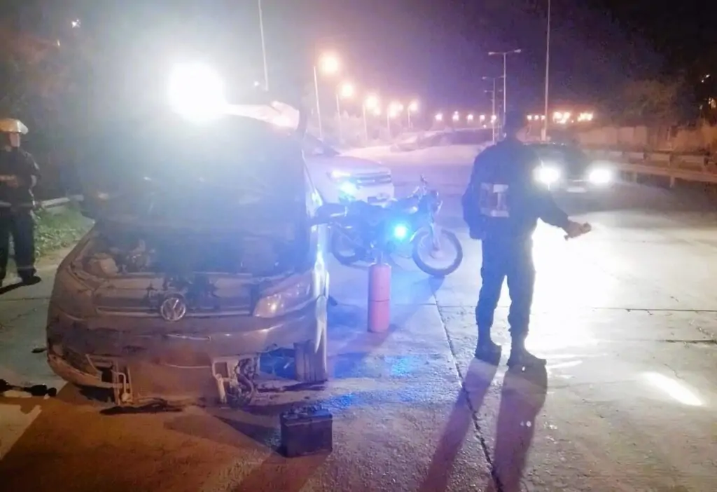 Una pareja uruguayense sufrió un incendio de su vehículo en la Autovía Artigas