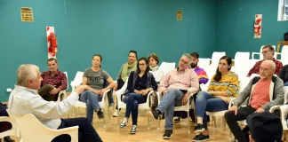 Acuerdan trabajo coordinado con artistas plásticos