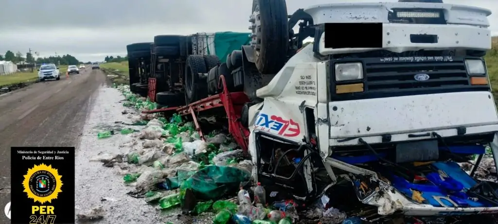 Un camión de gaseosas despistó y volcó en Ruta 12