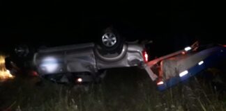 Una camioneta que llevaba una lancha en un tráiler despistó y volcó