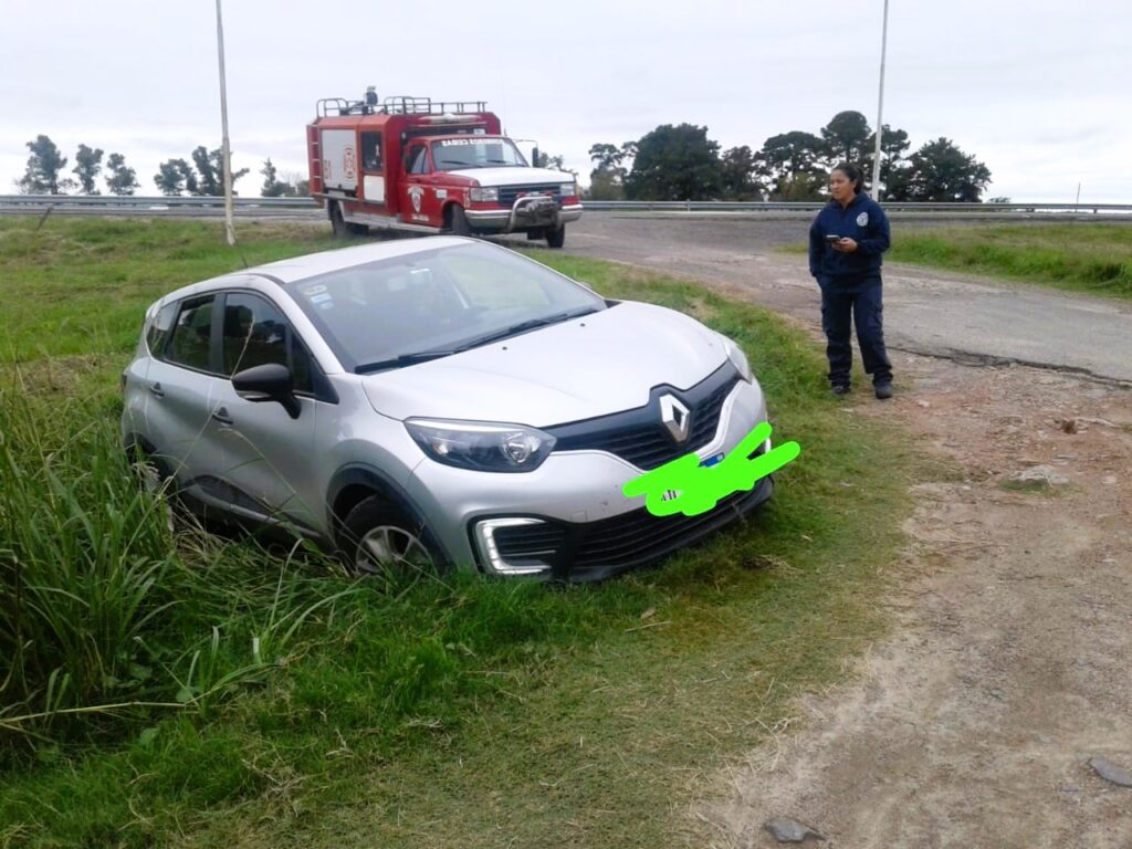 Un vehículo terminó en la cuneta en Ruta 12