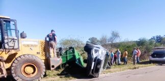 Una camioneta que remolcaba un tráiler con tres animales volcó en el acceso a Puerto Yeruá