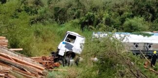 Dos camiones volcaron en la Autovía Artigas, uno de ellos de la Histórica