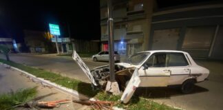 Conductor ebrio colisionó contra un poste de Luz