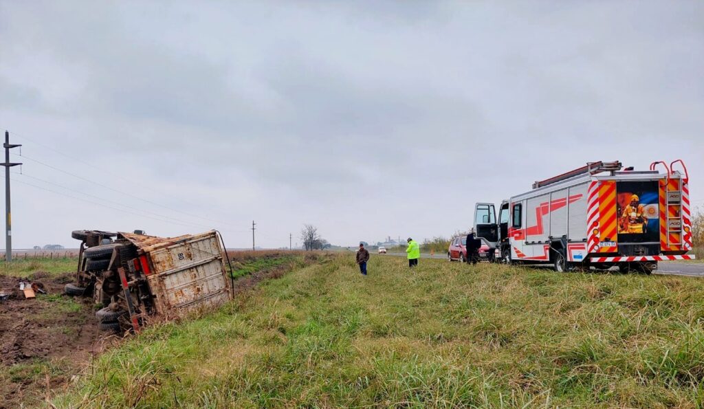 Despiste y vuelco de un camión en Ruta N°12