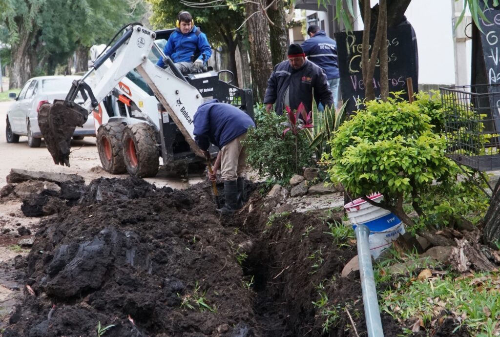 REEMPLAZO RED DE AGUA POR VEREDA BV. GUEMES 28 5 2024 2 Uruguayenses