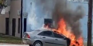 Un auto se incendió en Barrio San Isidro