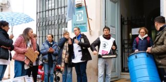 Docentes y Agrupaciones se manifestaron hoy frente a Departamental de escuela