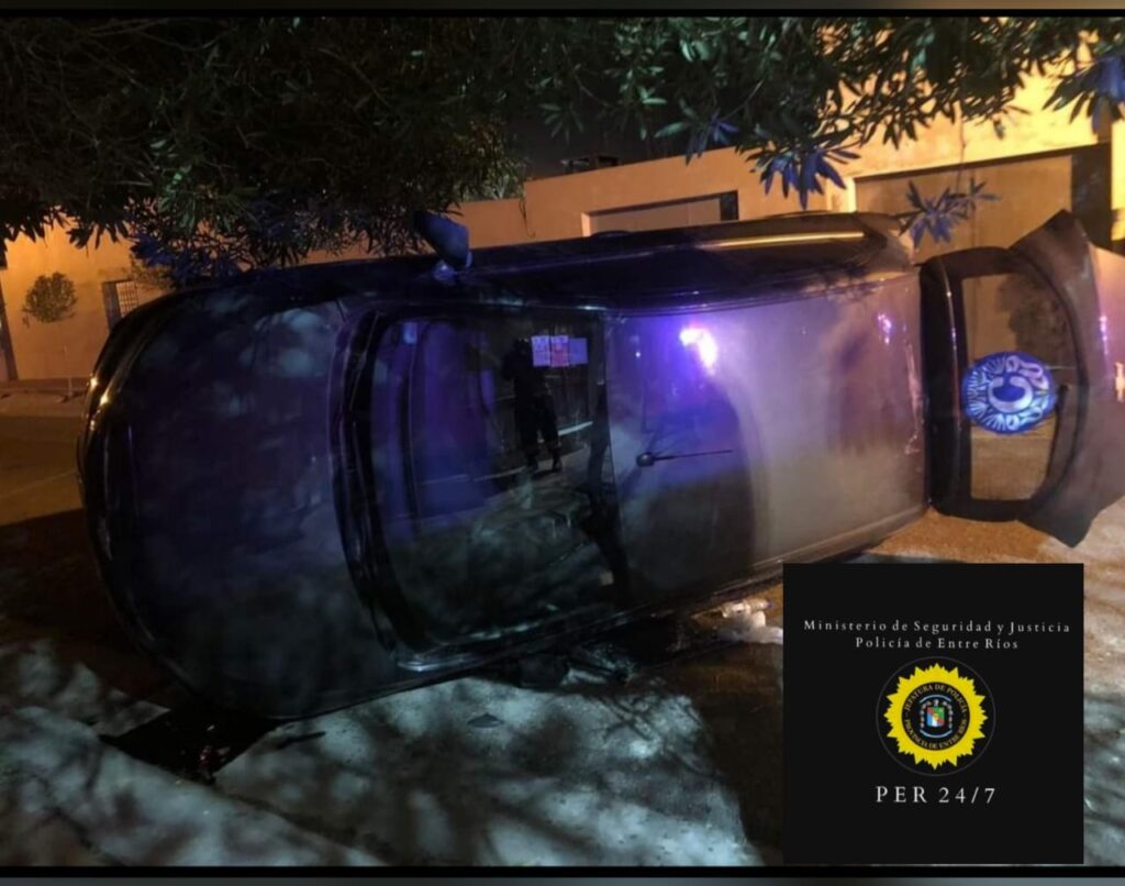 Conductora chocó un vehículo estacionado y volcó