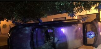 Conductora chocó un vehículo estacionado y volcó