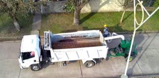 Los empleados del taller municipal de Villa Mantero fabricaron una aspiradora de hojas