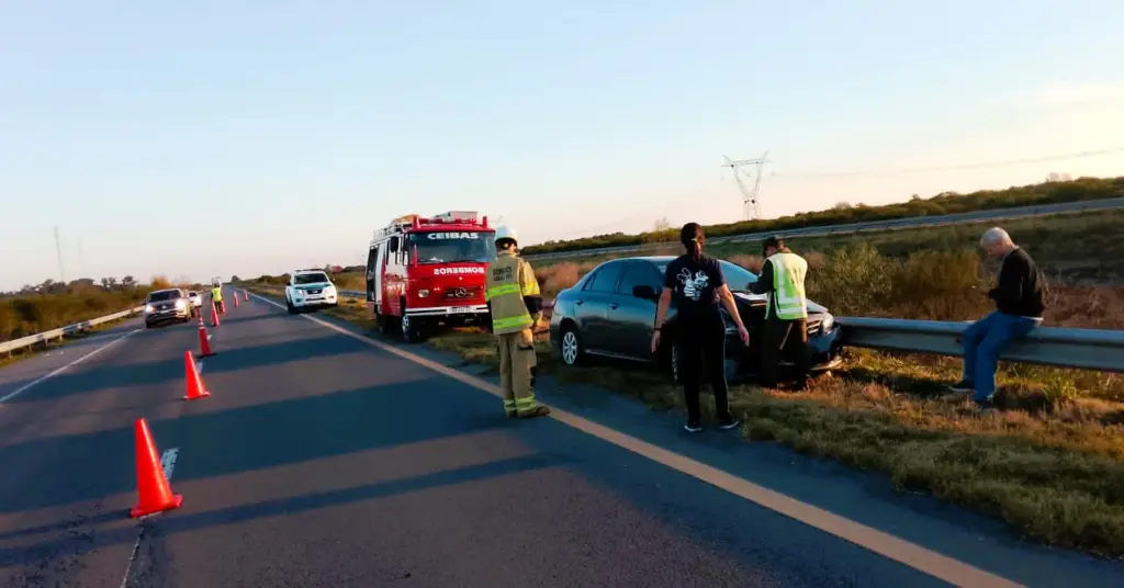 Choque en la Autovía N°14: un auto colisiona con un camión y el guardarraíl