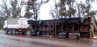 Volcó un acoplado en Ruta 39