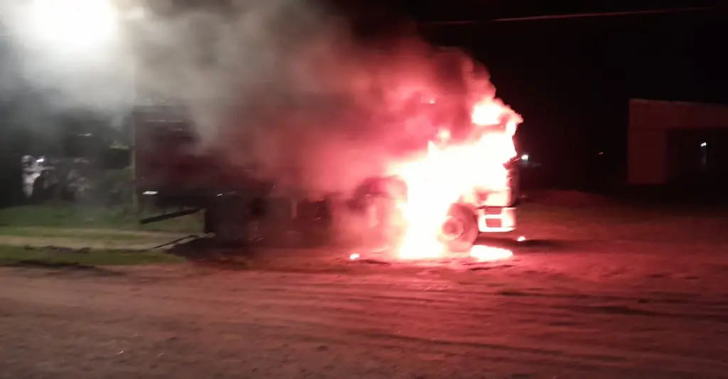 Un camión se incendió en la localidad de Villa Mantero