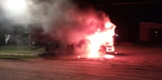 Un camión se incendió en la localidad de Villa Mantero