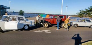 Adultos mayores disfrutaron de un Paseo en Autos Antiguos por la Ciudad