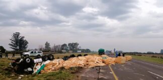 Accidente en la Autovía 14: Camión volcó, el conductor fue hospitalizado