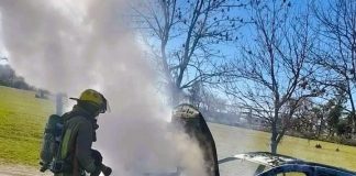 Incendio de un auto en el empalme con la Autovía