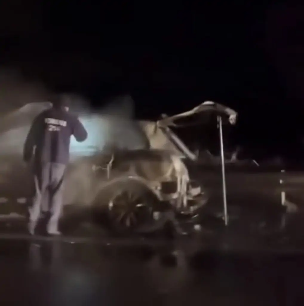 Un vehículo se incendió en la Autovía Artigas por un desperfecto mecánico