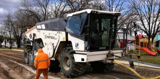 Con intensas tareas de bacheo y reparación de calles de tierra, continúa el Plan de Obras