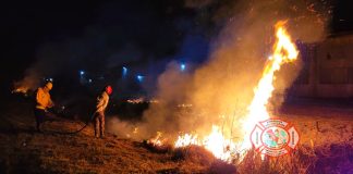 Incendio de pastizales en Vías del Ferrocarril de Boulevard Los Constituyentes y Fray Mocho
