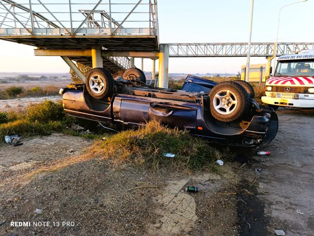 Tres personas heridas en un vuelco en el Autovía Artigas
