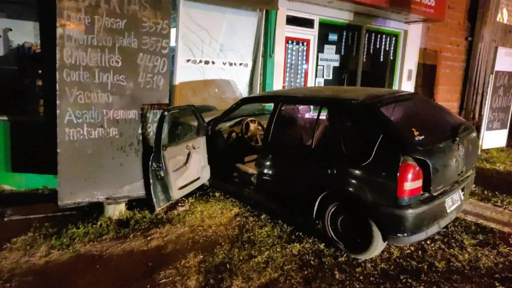 Un vehículo se incrusto en un comercio esta madrugada 