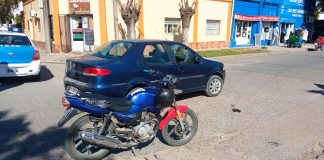 Choque entre un auto y una moto, terminó en una pelea entre ambos conductores