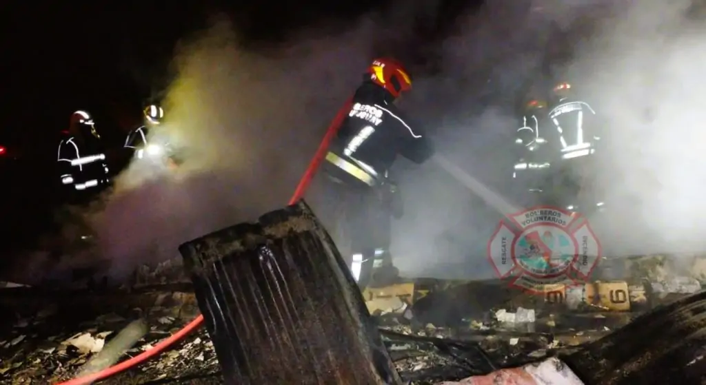 Incendio durante la madrugada, bomberos intervinieron en una vivienda detrás del peaje de Colonia Elia