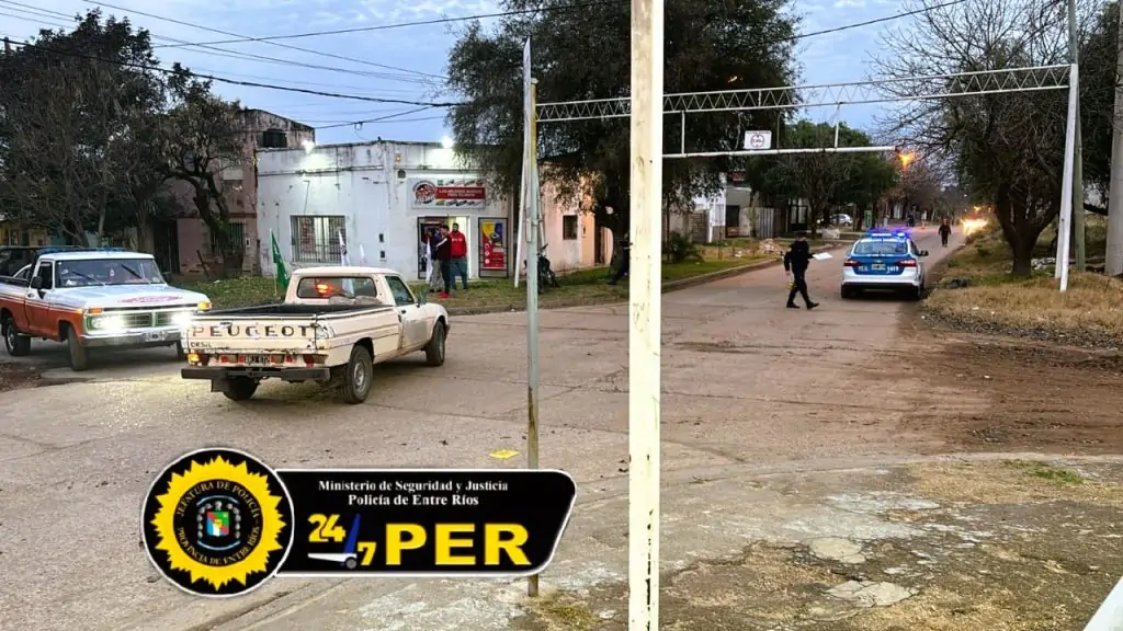 Un motociclista lesionado, tras esquivar un auto y chocar un cartel