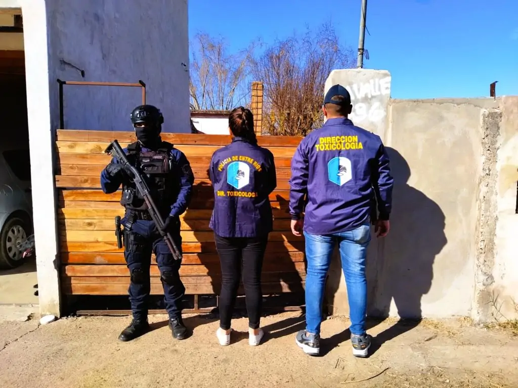 Dos allanamientos en Nogoyá resultan en el secuestro de estupefacientes y seis detenciones