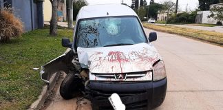 Un vehículo impactó contra una columna de cemento, según el testimonio del conductor fue encerrado por otro