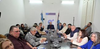 Provincia mejora la oferta a docentes: propone igualar inflación hasta diciembre y una suma fija que incluye a jubilados