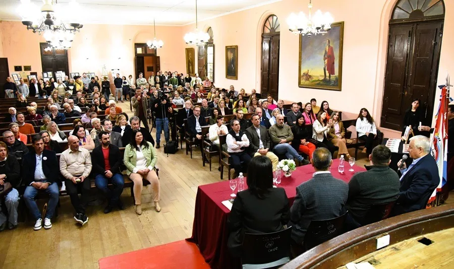 Presentaron el libro “175° Aniversario” del Colegio del Uruguay