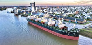 Un buque de exportación y una barcaza con combustible operan en el puerto de Concepción del Uruguay